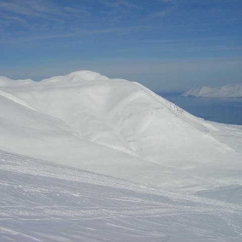 Séð út Eyjafjörð, Bæjarfjallið næst.