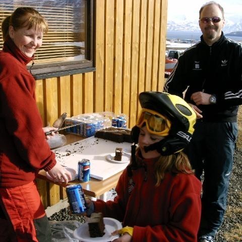 Jónsmót 2004 - Halla og Jói  með pepsi og súkkulaðiköku