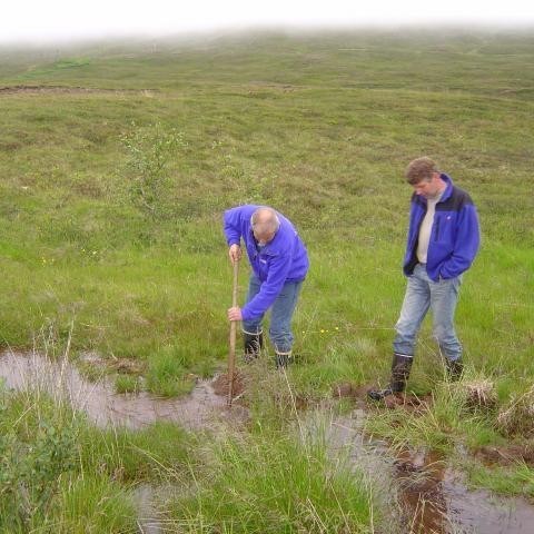 Er Þorsteinn Skafta að taka fyrstu skóflustunguna á þessari mynd?? Brynjólfur fylgist með