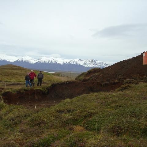 Jón, Pétur og Ódi gröfumaður skoða grunnin fyrir húsið fyrir dælu og spenninn.