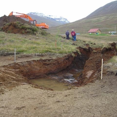 Skurðurinn á dælubrunninum.