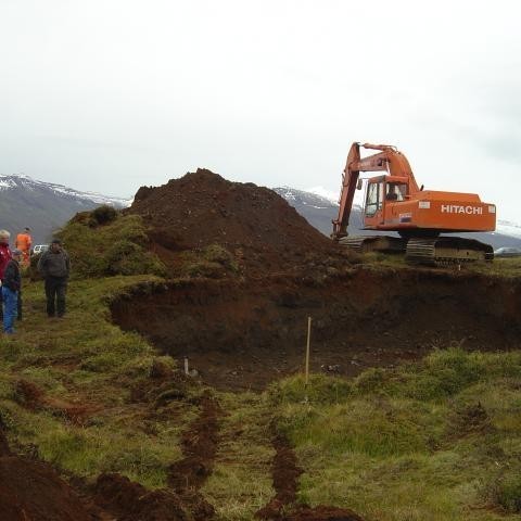 Grunnurinn fyrir dæluhúsið sem verður hulið jarðvegi.