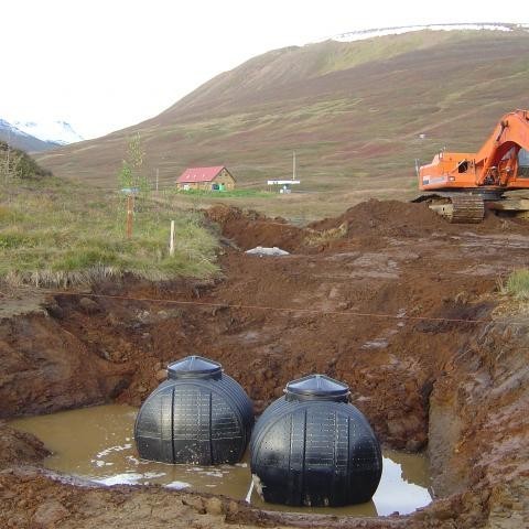 Inntakstankarnir, dælubrunnurinn fjær.