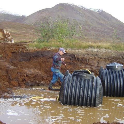 Jón í línudansi. Litlu mátti muna að hann skrippi í bað í tjörninni.