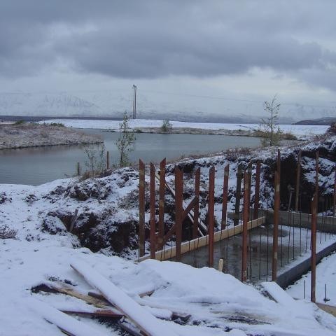 Grunnurinn , rétt við tjarnarbakkan.