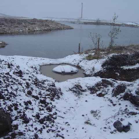 Í úrkomunni síðustu daga hefur hækkað verulega í tjörninni.