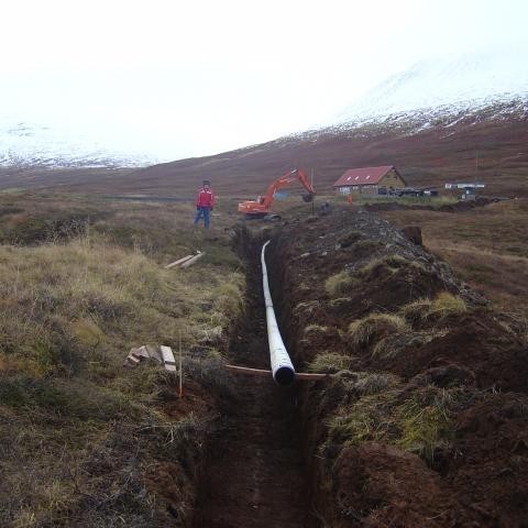 Rörin sett ofan í skurðinn.