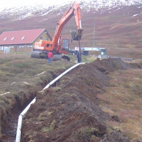 Búið er að setja 220 metra af 1100 ofan í skurðinn.