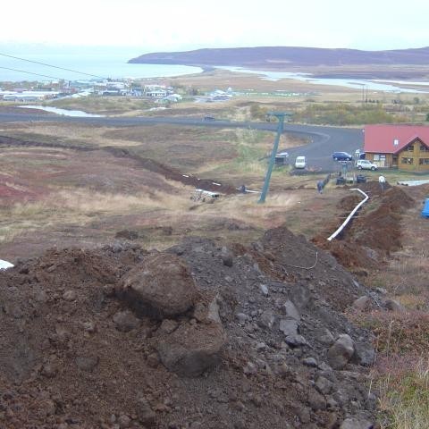 Þessi mynd er tekin við mastur tvö, tjörnin sést lengst til vinstri.