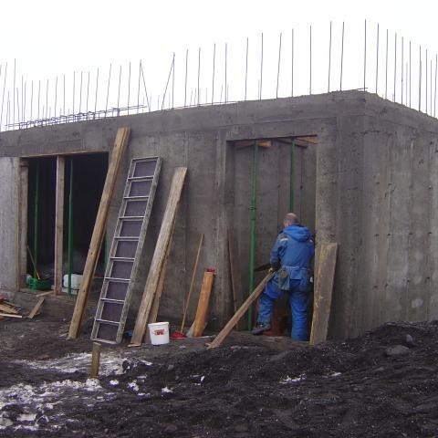 Þarna er Narfi smiður eitthvaða að brasa, spennirinn kemur í þetta rými.