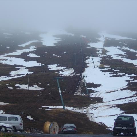 Það var þoka í morgun á Dalvík. Þarna má sjá að lögnin er komin upp fyrir fimmta mastur.