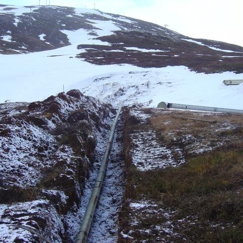 Endinn á rörinu er komin upp að efra húsi.