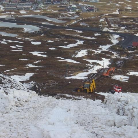 Efst í brekkunni var komin töluverður snjór sem tafði aðeins fyrir greftrinum.