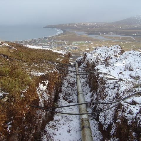 Rafmagns og tímatökukapplarnir úr efra húsinu liggja í gegn um skurðinn suður í brekkuna.