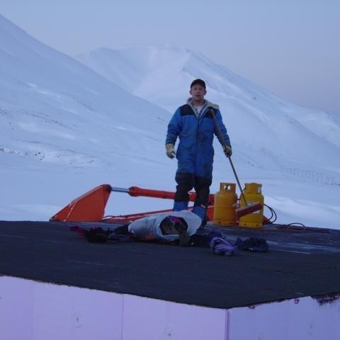 Óli Þór Jóhannsson notaði blíðuna í dag til að bræða tjörupappa á dæluhúsið.