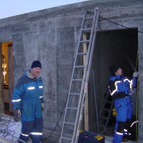 Árni Sæmundsson er mættur til að setja hurðirnar í dæluhúsið.