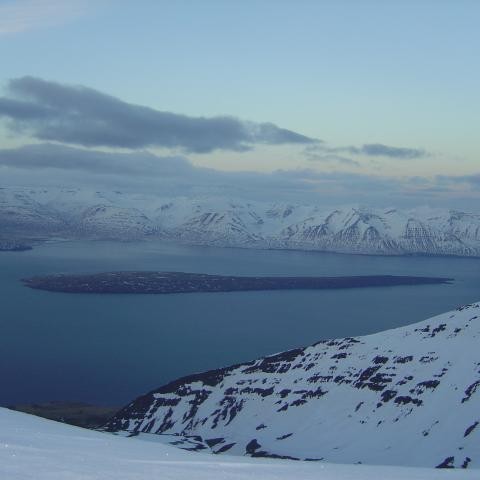 Á toppnum á Kaldbak, horft til verstur yfir Eyjafjörðinn, Hrísey fyrir miðri mynd.