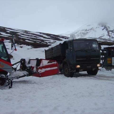 Snjór fluttur á skíðasvæðið.