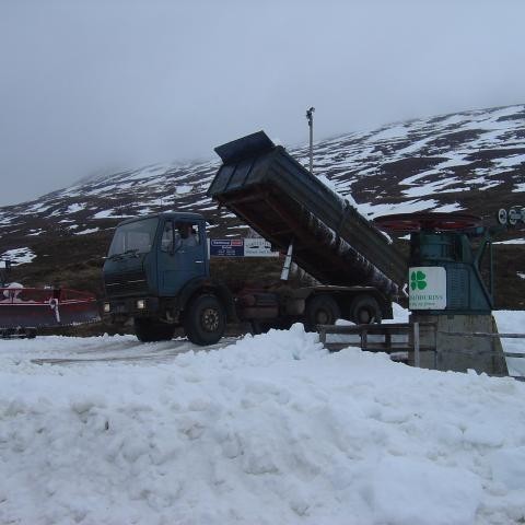 Snjór fluttur á skíðasvæðið.