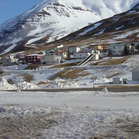 Göngubrautin liggur yfir stökkpallinn sem setur svip sinn á miðbæ Ólafsfjarðar.