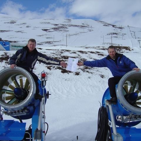 Friðrik afhendir Óskari gjafabréfið.